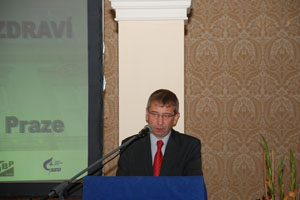 Ministr Jaromír Drábek při úvodním proslovu k soutěži Bezpečný podnik  